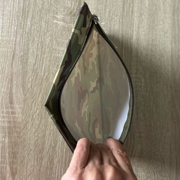 NWT … BASICS “Camouflage” Toiletry Bag - Picture 3 of 3